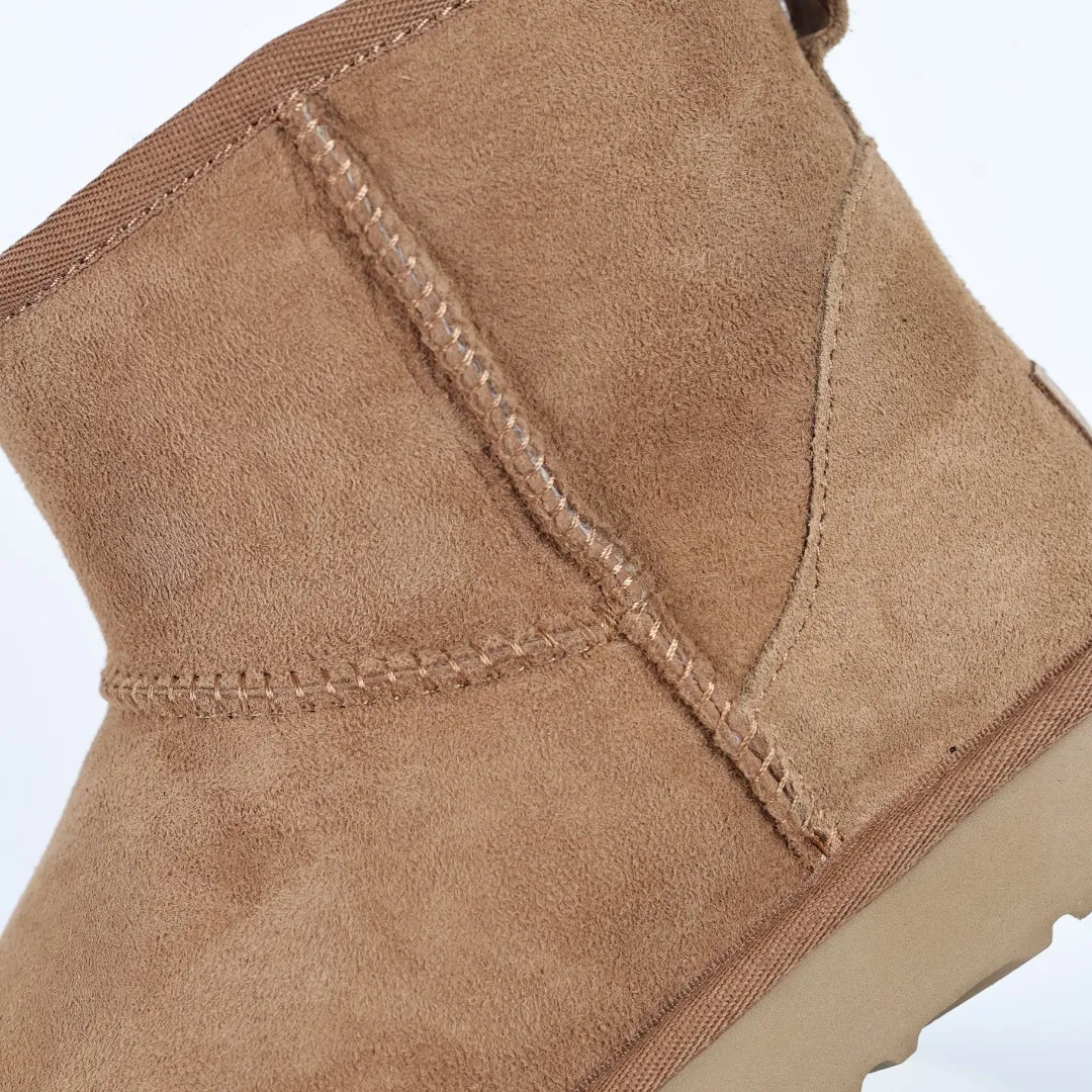 Pick up locally 💰540 Core recommendation Good price Cashmere insoles are a very suitable choice for keeping warm in winter and at home. In the new year, uug launched a series of styles, which are partial to the preferences of young consumers and have also moved to the forefront of fashion trends. Shoe body material Water-repellent coated suede upper 17mm UGGPURE™ implanted wool insole Lightweight non-slip comfortable rubber outsole With brand LOGO Trademark Comes with a full set of packaging Size: 35 36 37 38 39 40 41 42 43 44